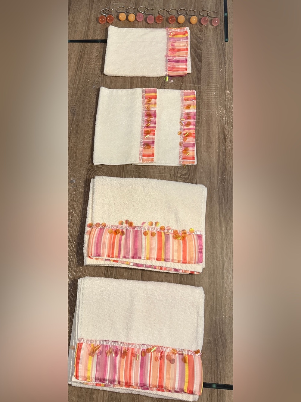 Decorative bathroom towel set